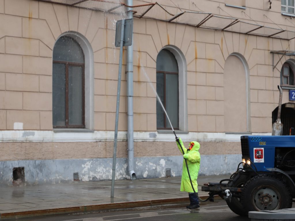 весна в Москве, ГБУ «Автомобильные дороги», ГБУ «Жилищник», метро «Чистые пруды», промывка, уборка, фото Юлии Смагринской