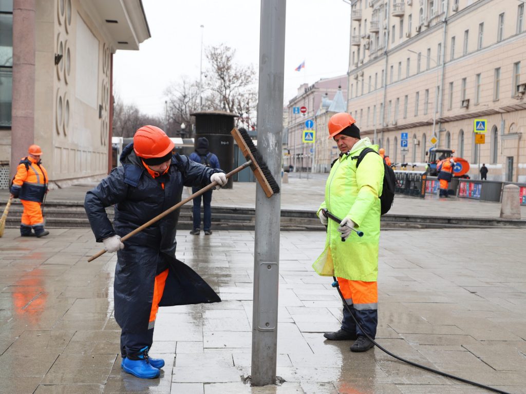 весна в Москве, ГБУ «Автомобильные дороги», ГБУ «Жилищник», метро «Чистые пруды», промывка, уборка, фото Юлии Смагринской