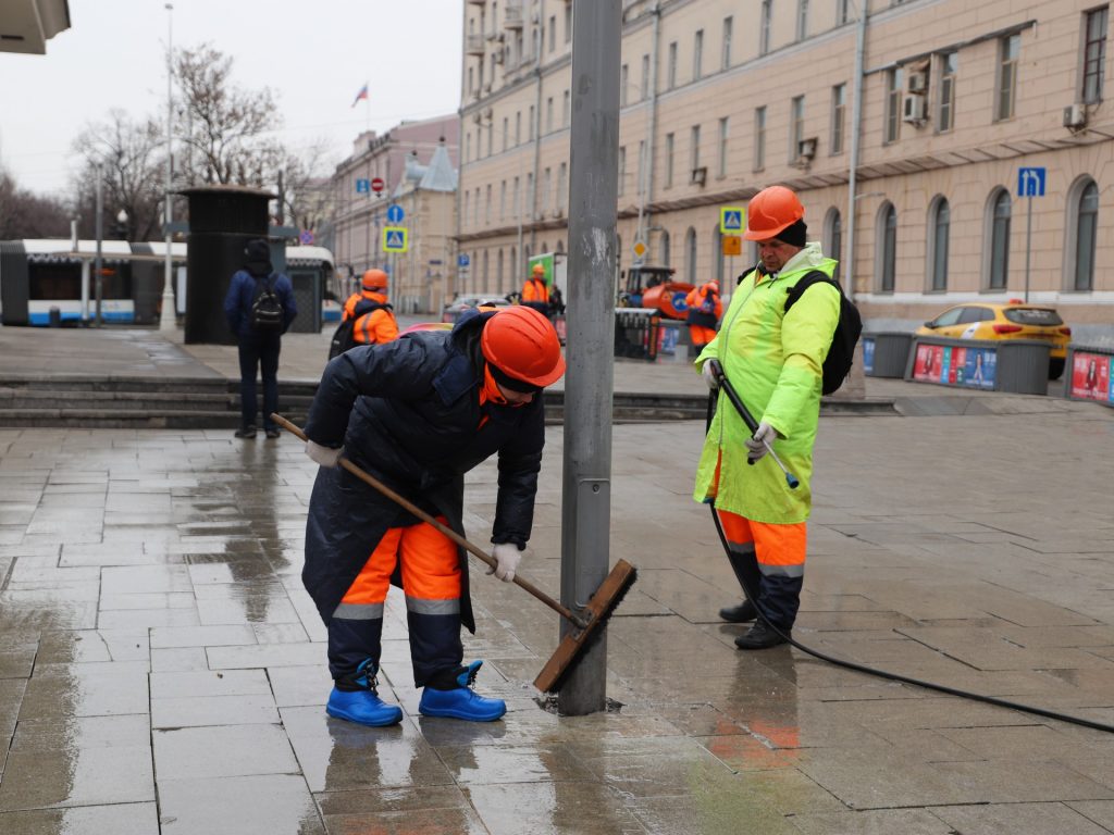 весна в Москве, ГБУ «Автомобильные дороги», ГБУ «Жилищник», метро «Чистые пруды», промывка, уборка, фото Юлии Смагринской