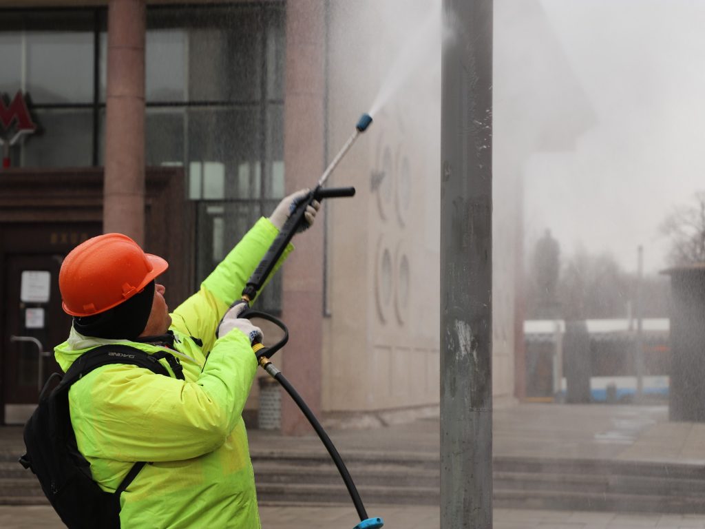 весна в Москве, ГБУ «Автомобильные дороги», ГБУ «Жилищник», метро «Чистые пруды», промывка, уборка, фото Юлии Смагринской