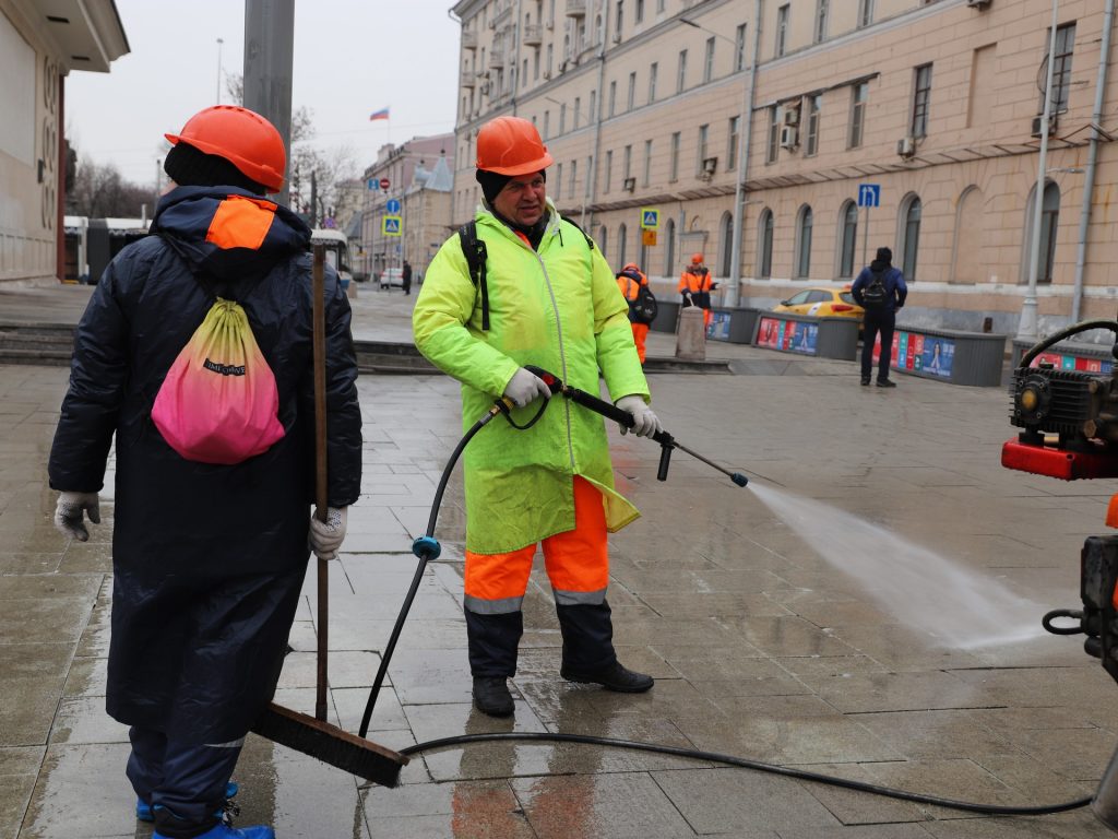 весна в Москве, ГБУ «Автомобильные дороги», ГБУ «Жилищник», метро «Чистые пруды», промывка, уборка, фото Юлии Смагринской