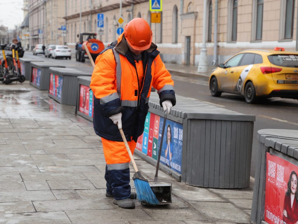 весна в Москве, ГБУ «Автомобильные дороги», ГБУ «Жилищник», метро «Чистые пруды», промывка, уборка, фото Юлии Смагринской
