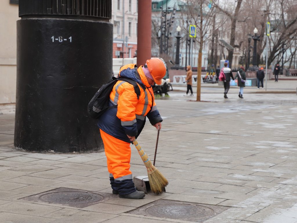 весна в Москве, ГБУ «Автомобильные дороги», ГБУ «Жилищник», метро «Чистые пруды», промывка, уборка, фото Юлии Смагринской