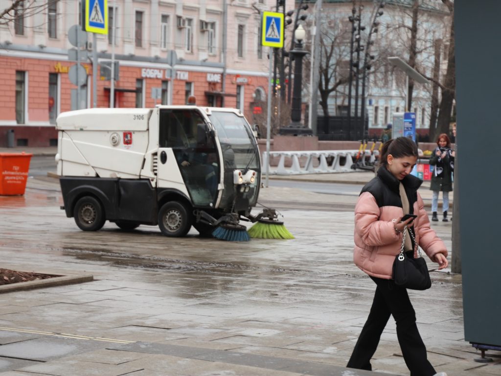 весна в Москве, ГБУ «Автомобильные дороги», ГБУ «Жилищник», метро «Чистые пруды», промывка, уборка, фото Юлии Смагринской