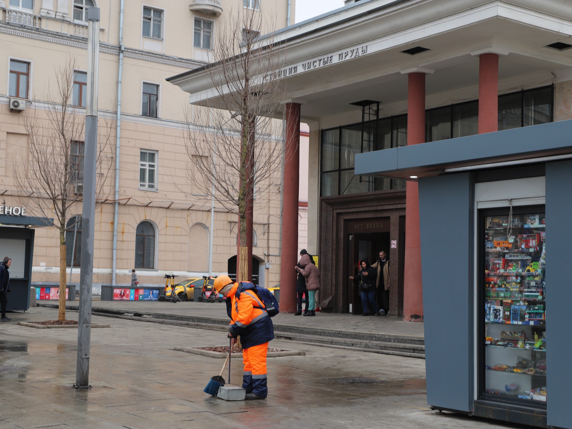 весна в Москве, ГБУ «Автомобильные дороги», ГБУ «Жилищник», метро «Чистые пруды», промывка, уборка, фото Юлии Смагринской