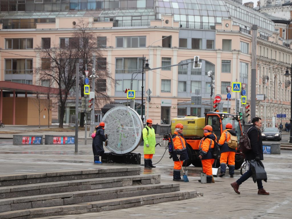 весна в Москве, ГБУ «Автомобильные дороги», ГБУ «Жилищник», метро «Чистые пруды», промывка, уборка, фото Юлии Смагринской
