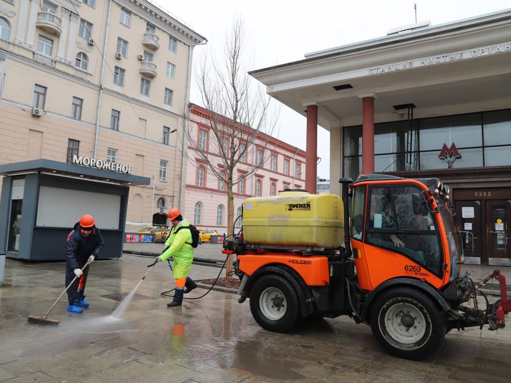весна в Москве, ГБУ «Автомобильные дороги», ГБУ «Жилищник», метро «Чистые пруды», промывка, уборка, фото Юлии Смагринской