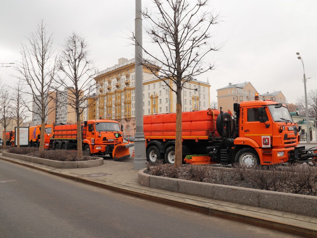 весна в Москве, ГБУ «Автомобильные дороги», снег, техника, уборка снега, фото Юлии Смагринской