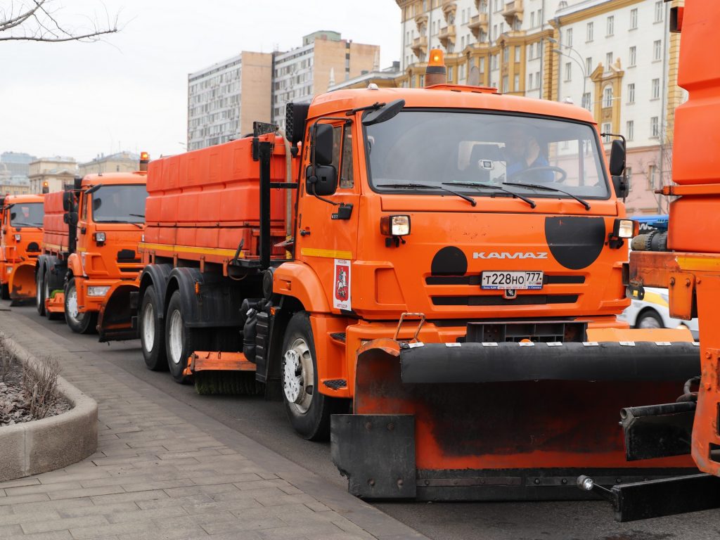 весна в Москве, ГБУ «Автомобильные дороги», снег, техника, уборка снега, фото Юлии Смагринской