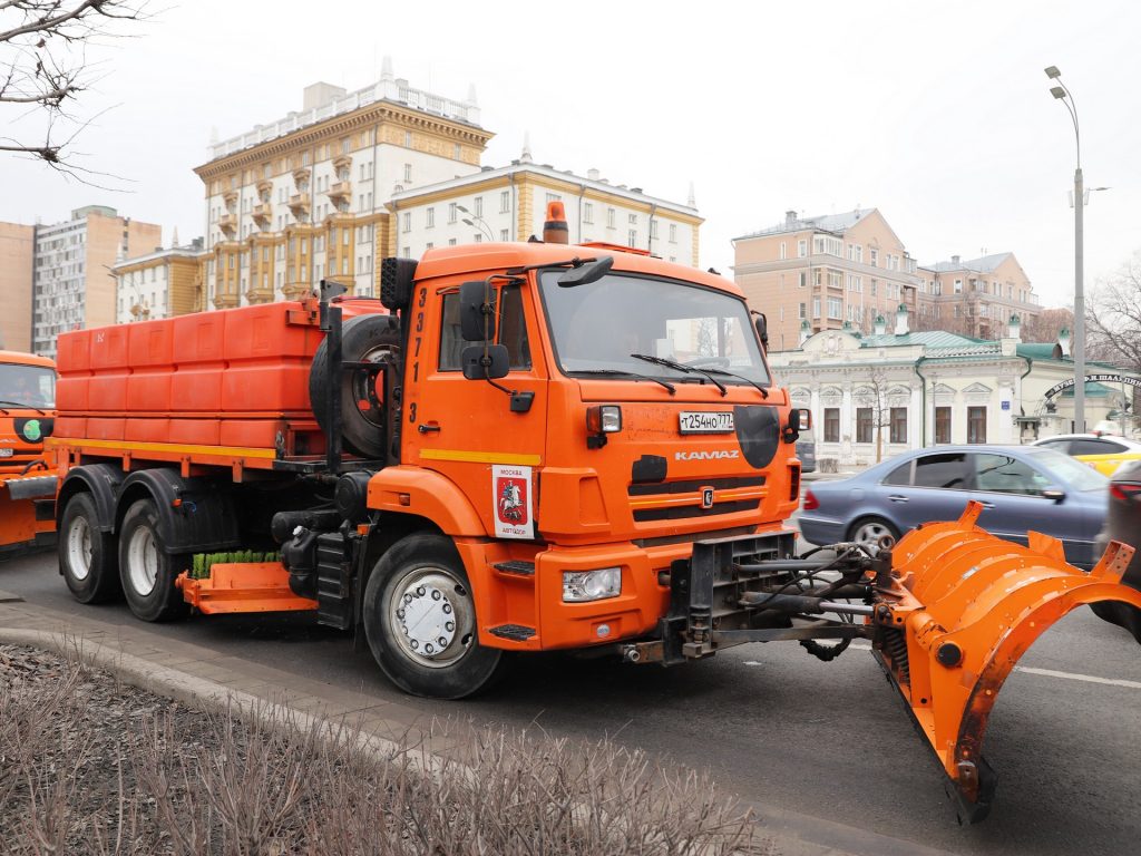 весна в Москве, ГБУ «Автомобильные дороги», снег, техника, уборка снега, фото Юлии Смагринской
