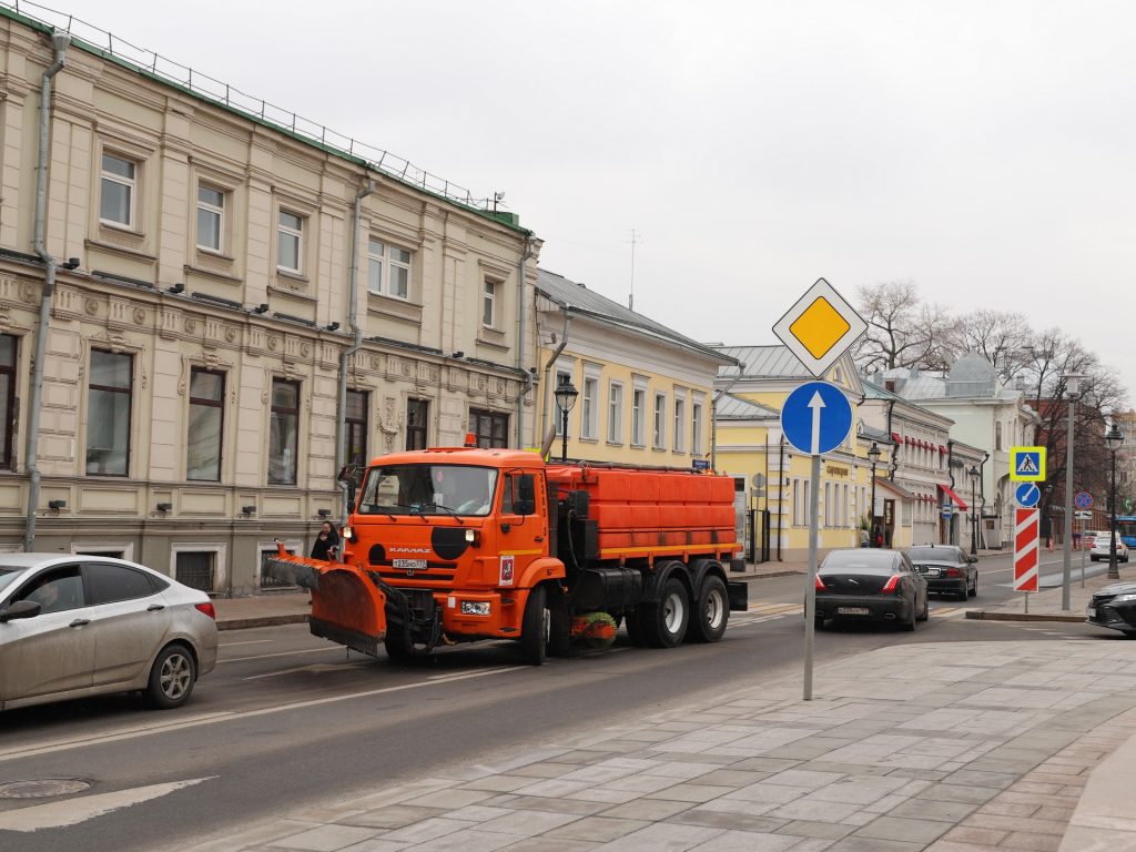 весна в Москве, ГБУ «Автомобильные дороги», снег, техника, уборка снега, фото Юлии Смагринской