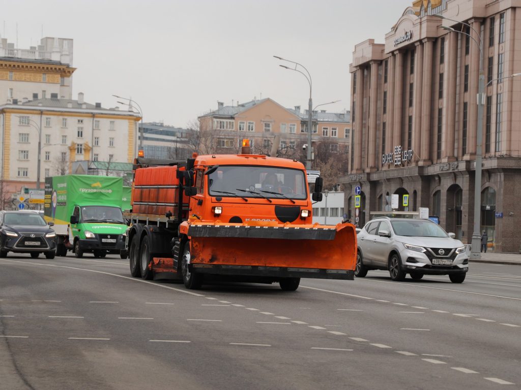 весна в Москве, ГБУ «Автомобильные дороги», снег, техника, уборка снега, фото Юлии Смагринской