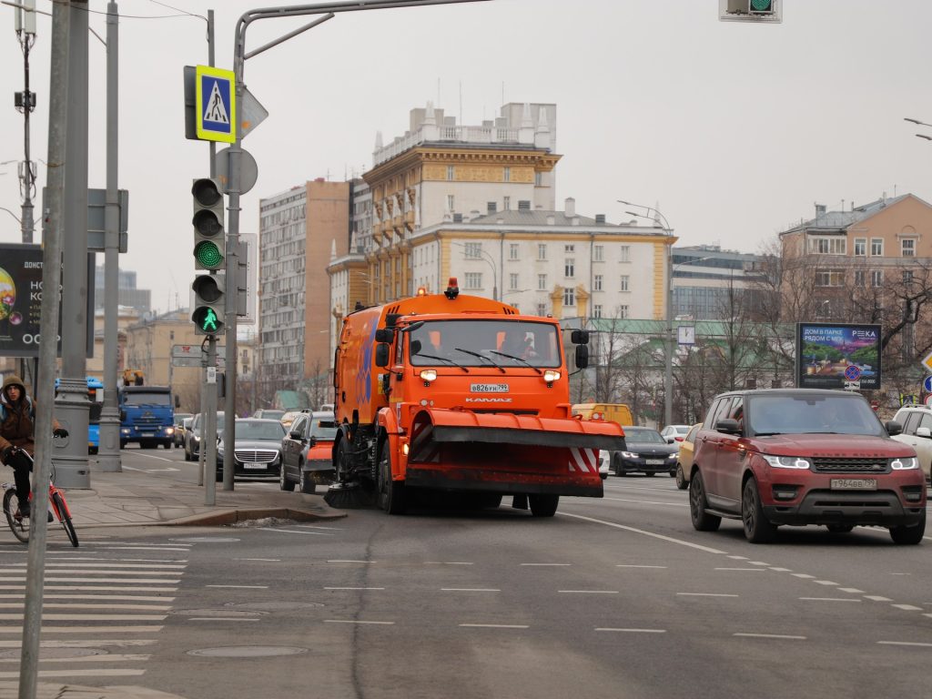весна в Москве, ГБУ «Автомобильные дороги», снег, техника, уборка снега, фото Юлии Смагринской