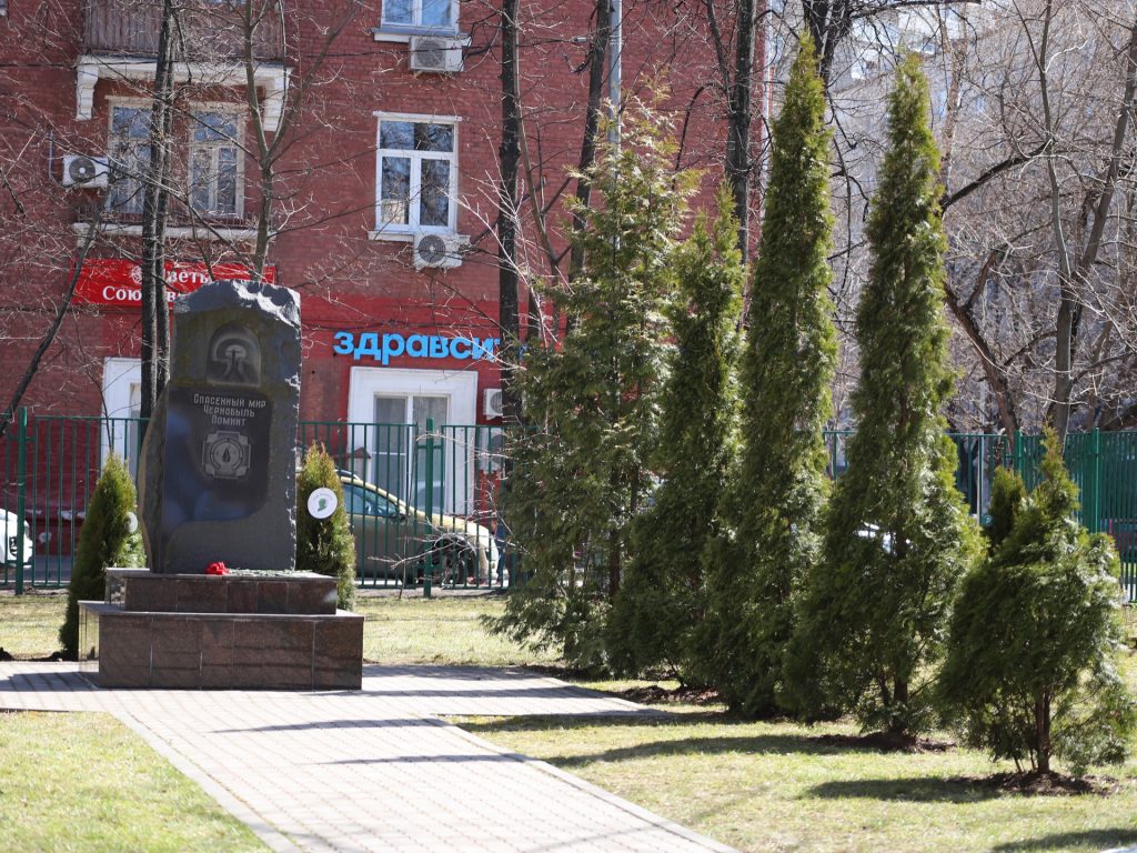 сад Памяти, озеленение, благоустройство, деревья, весна, памятник, фото Юлии Смагринской