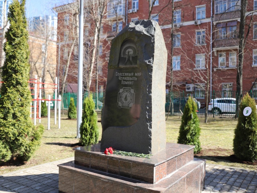 сад Памяти, озеленение, благоустройство, деревья, весна, памятник, фото Юлии Смагринской