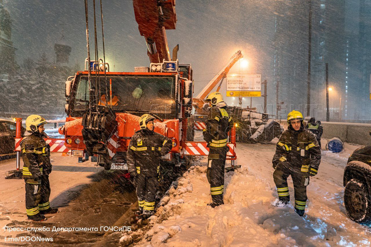 авария, перевернулся грузовик, ДТП, происшествия в Москве, спасатели 