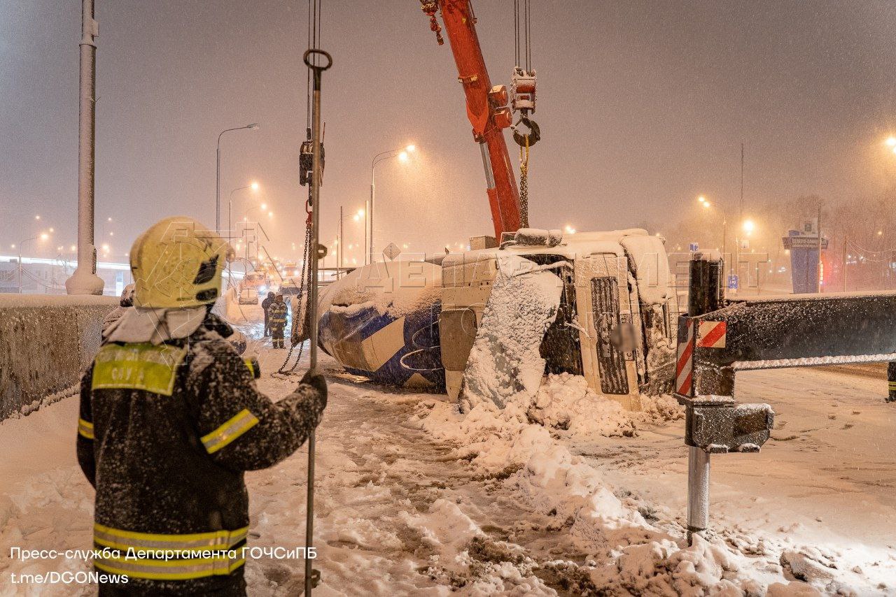 авария, перевернулся грузовик, ДТП, происшествия в Москве, спасатели 