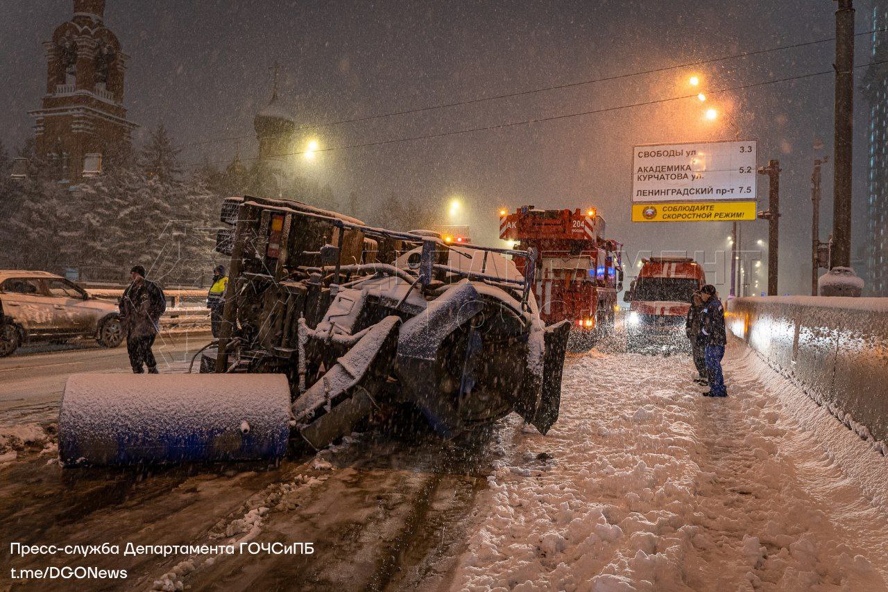 авария, перевернулся грузовик, ДТП, происшествия в Москве, спасатели 