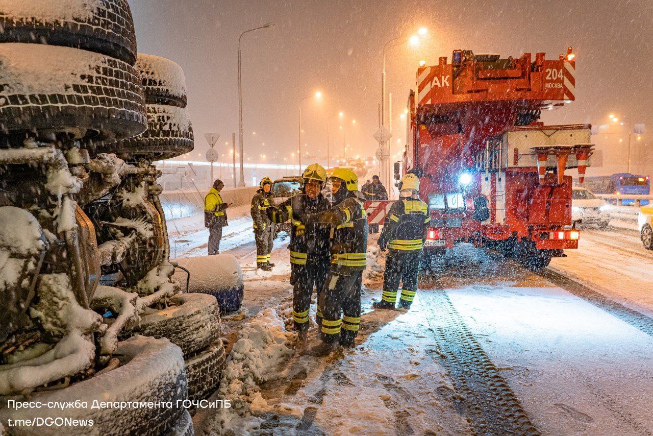 авария, перевернулся грузовик, ДТП, происшествия в Москве, спасатели 