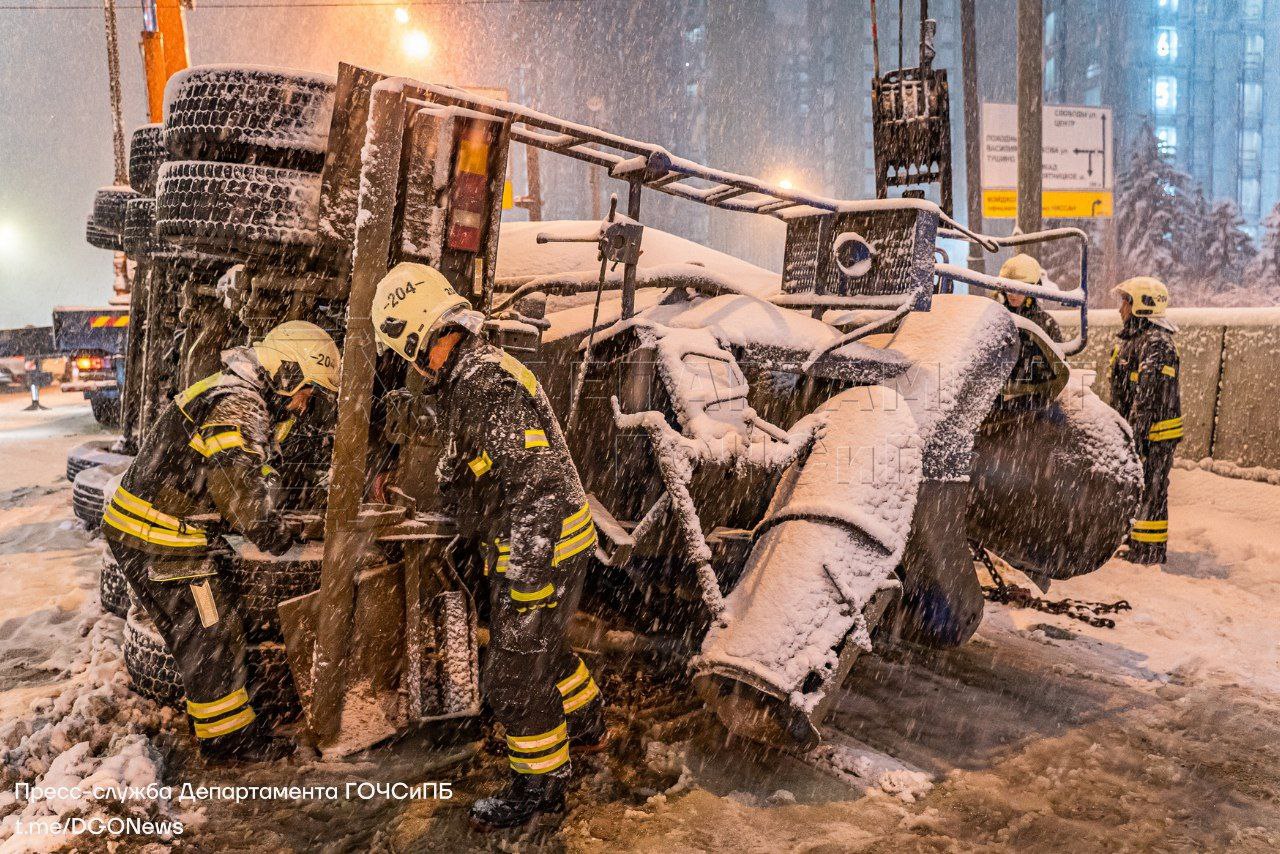 авария, перевернулся грузовик, ДТП, происшествия в Москве, спасатели 