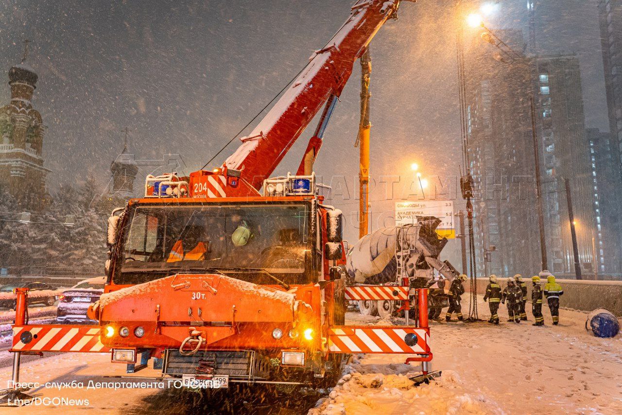 авария, перевернулся грузовик, ДТП, происшествия в Москве, спасатели 