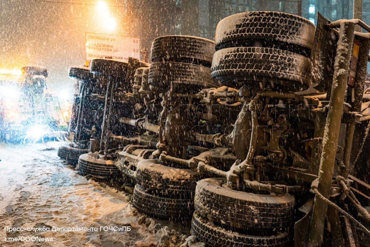 авария, перевернулся грузовик, ДТП, происшествия в Москве, спасатели