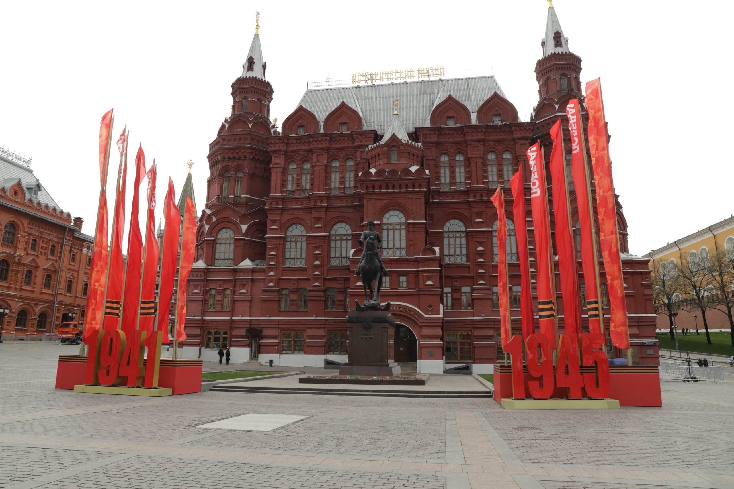 Кремль, Исторический музей, памятник Жукову, флаги, украшение Москвы, 9 Мая, День Победы, Юлия Смагринская