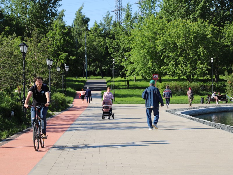 Гольяновский парк, велосипед, коляска, фото Юлия Смагринская