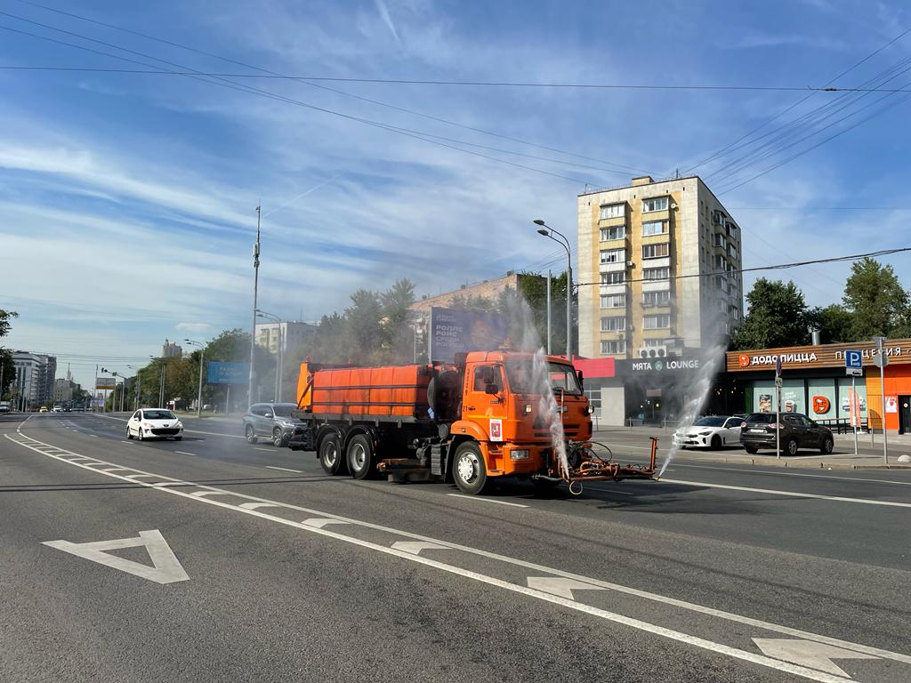 автобусная полоса, выделенка, выделенная полоса, аэрация, полив дорог, жара, лето, фото Наталия Бахарева, улицы, машина, техника