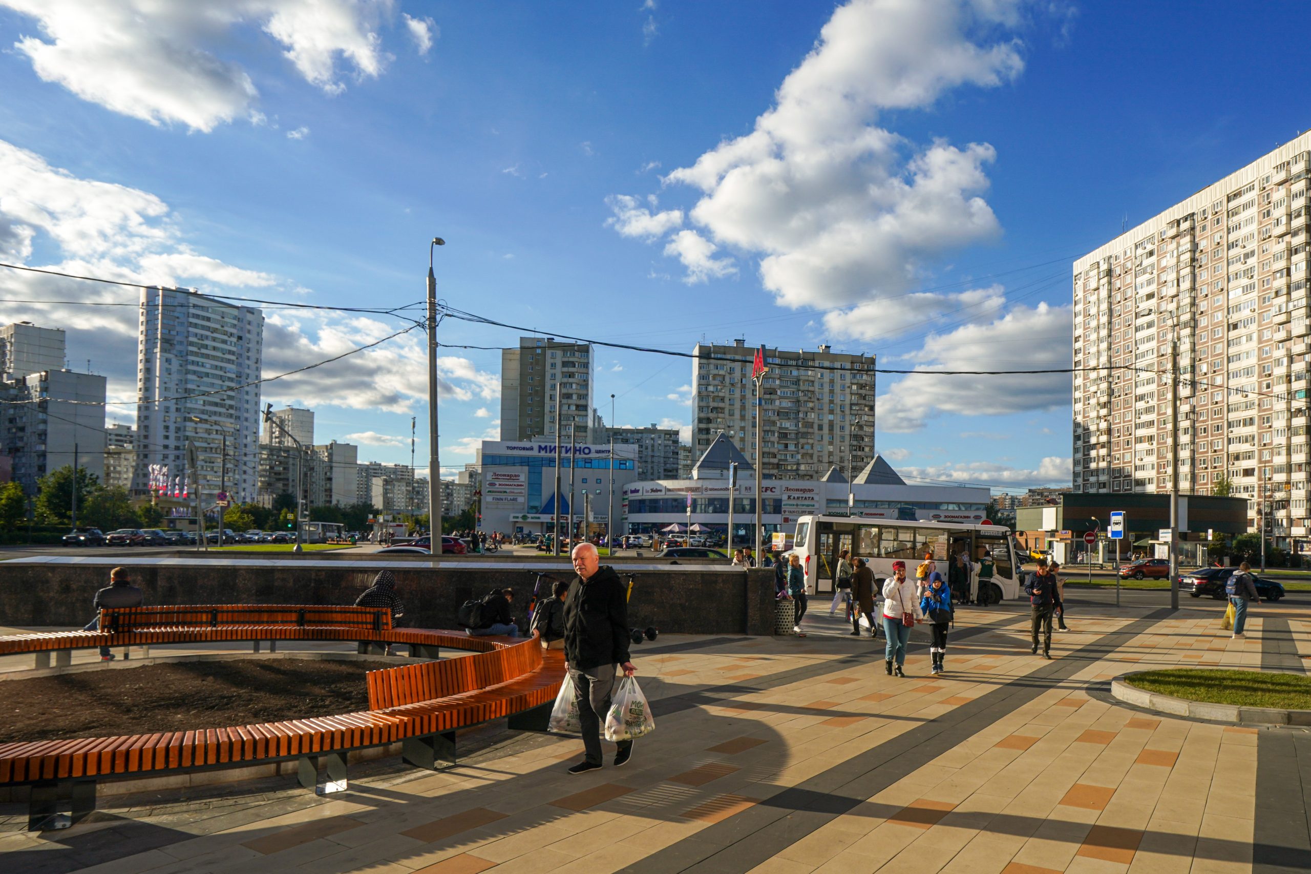 благоустройство у метро Митино, фото КГХ, Москва, дорожки, пешеход, пакеты, покупки