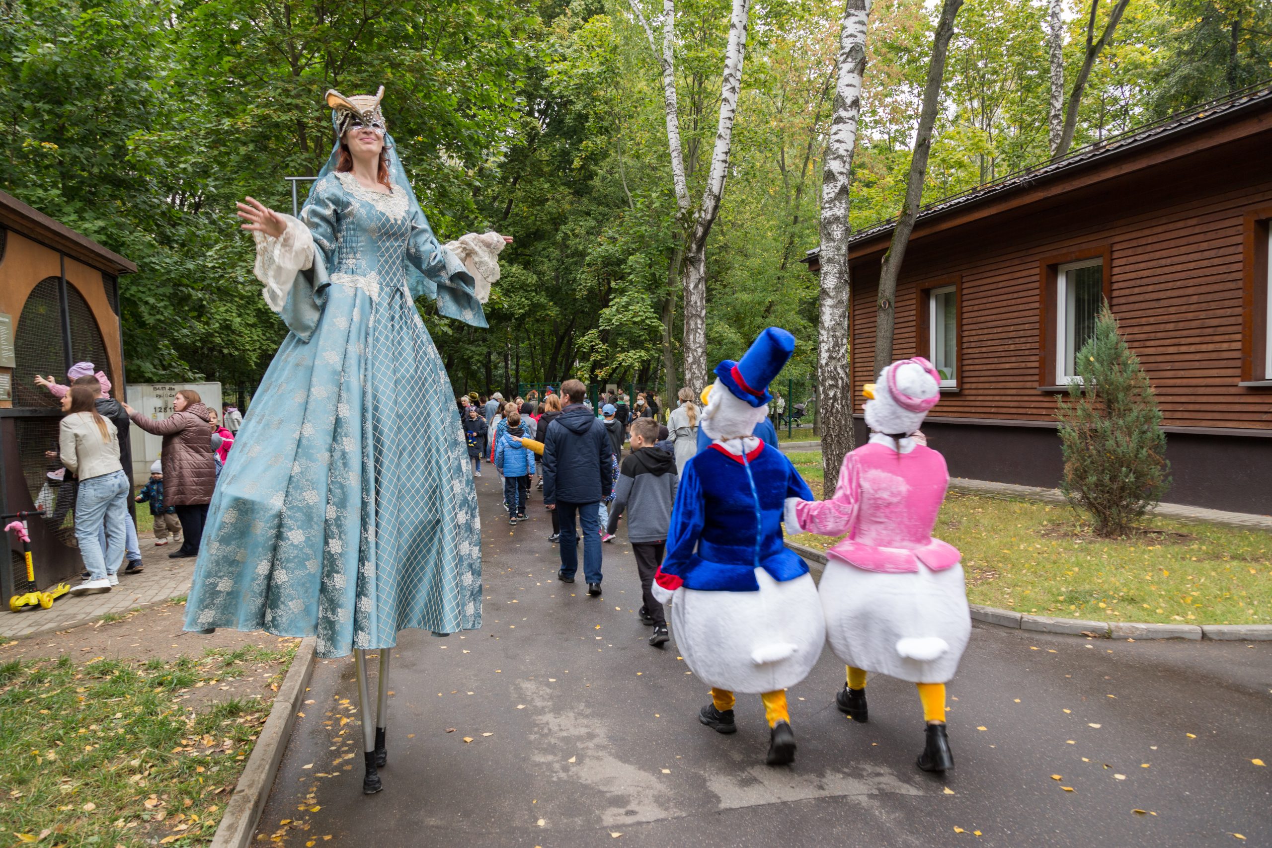  артисты на ходулях, дети, праздник в Москве, «Город – детям!», фото КГХ