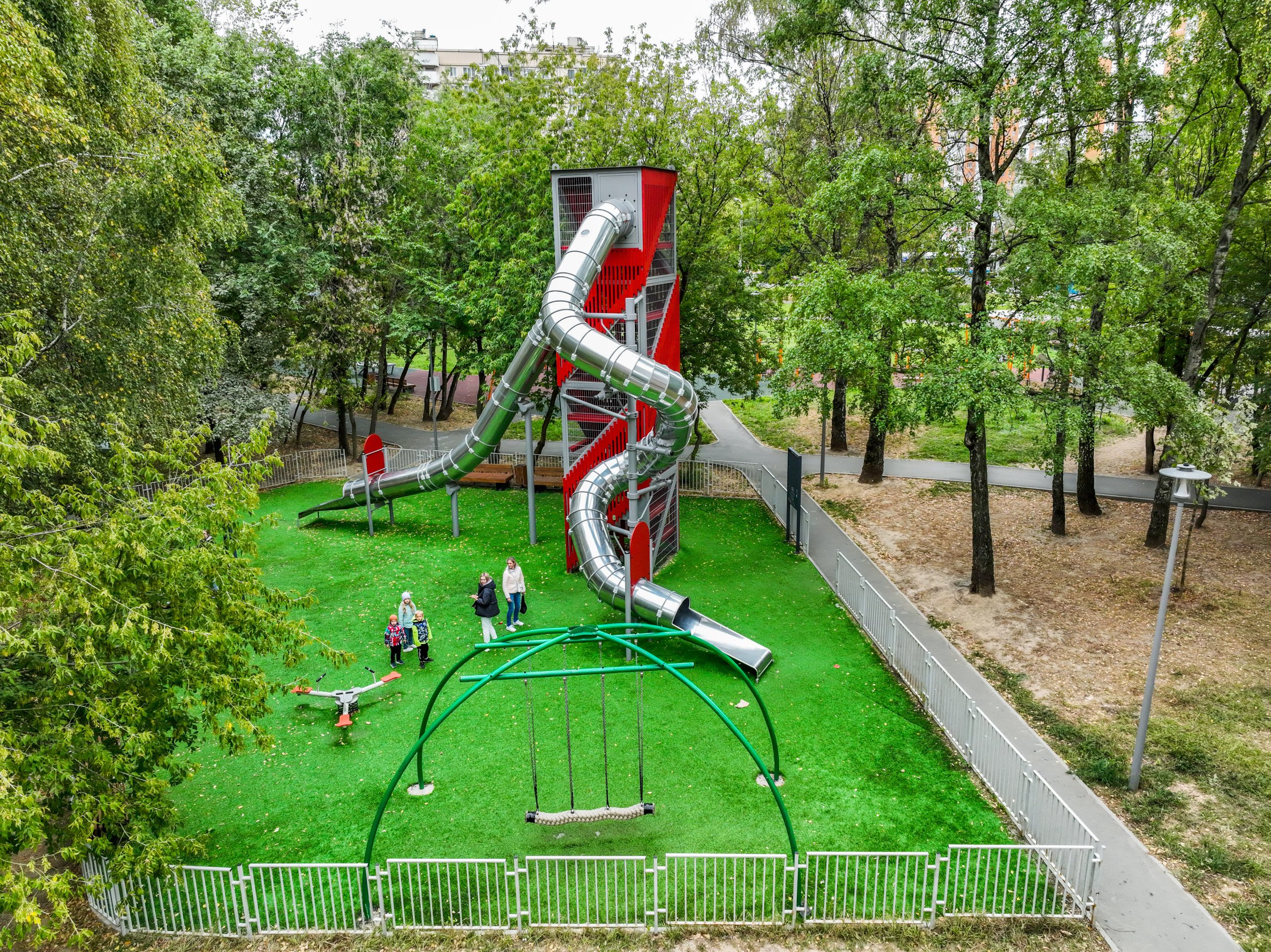 горка, детская площадка, качели, пешеходная зона, дорожка, фото КГХ