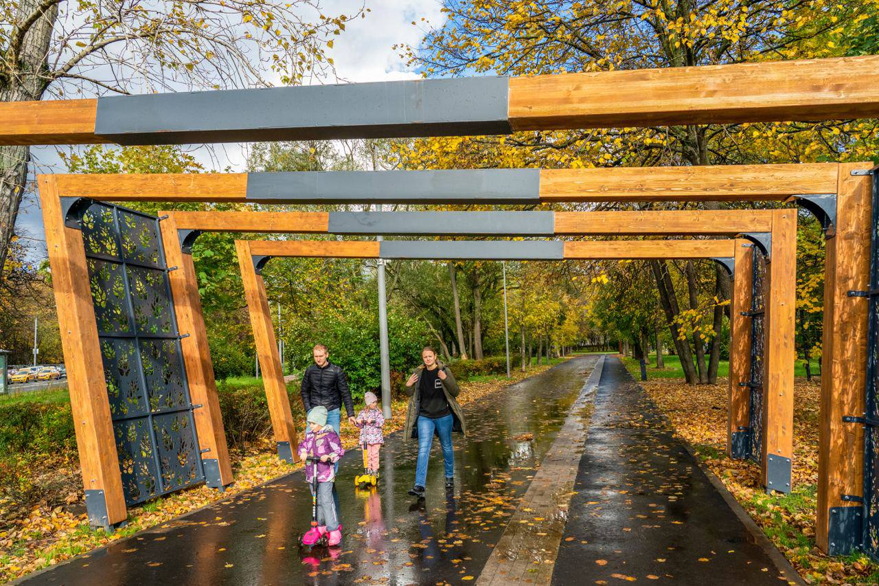 семья, дорожка, сквер улица Юности, осень, фото КГХ