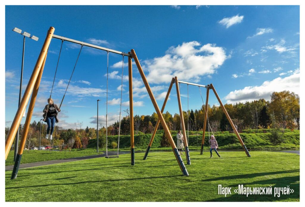 парк Марьинский ручей, детская площадка, качели, фото КГХ