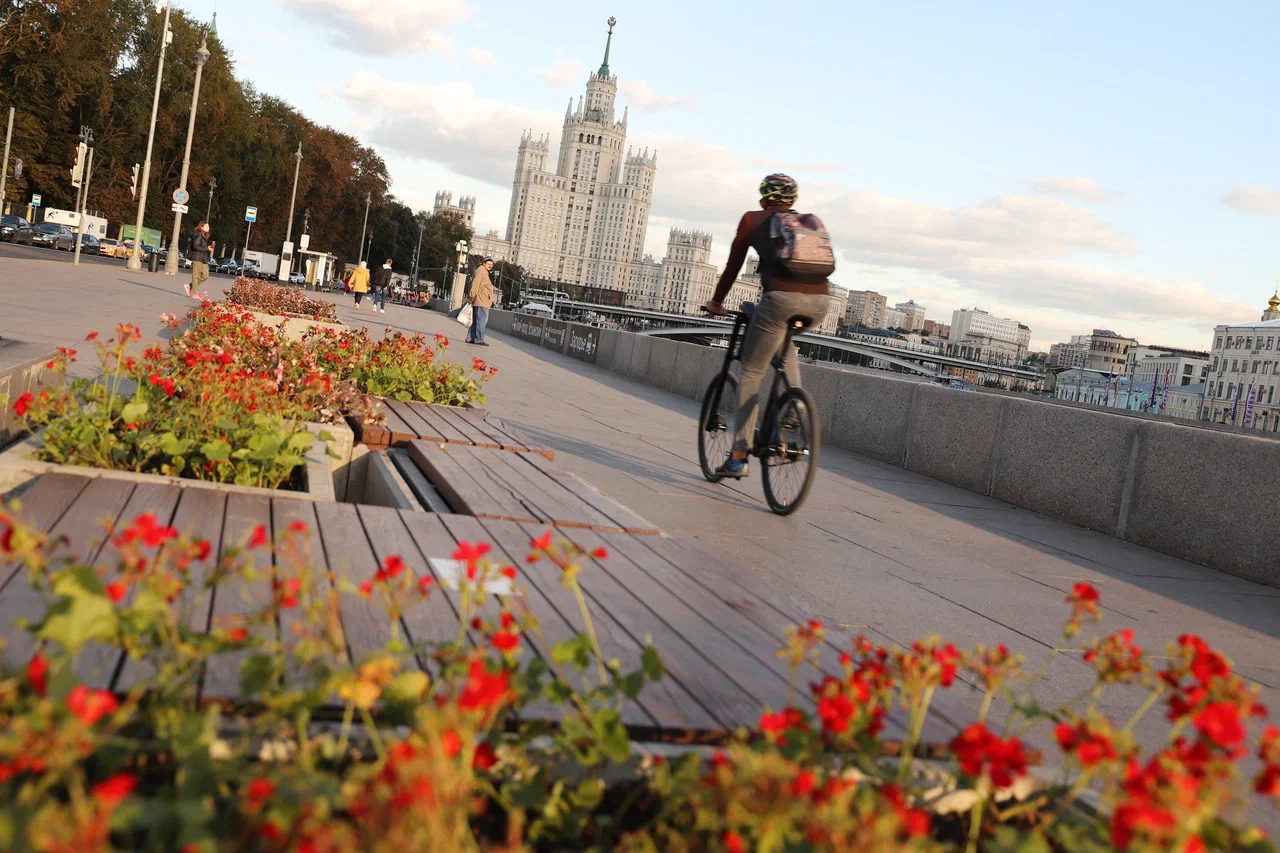 высотка, Москворецкая набережная, велосипед, фото Юлия Смагринская
