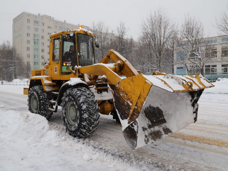 уборка снега, трактор, рабочие, снег, зима, фото Юлия Смагринская
