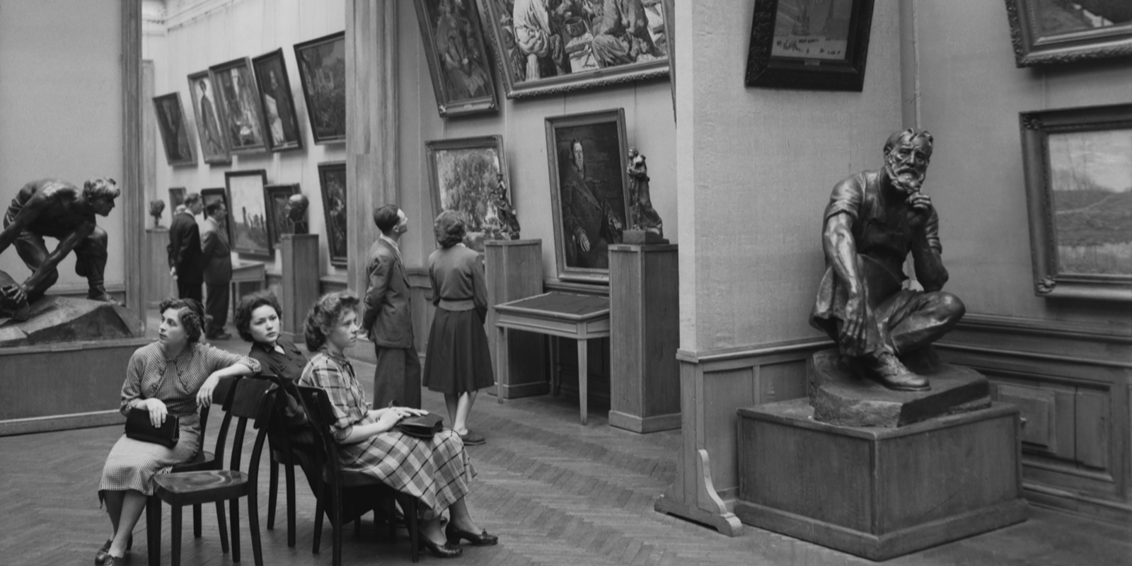 В зале Государственной Третьяковской галереи. Москва. 1957 г. Фото А. Моклецова. Главархив Москвы