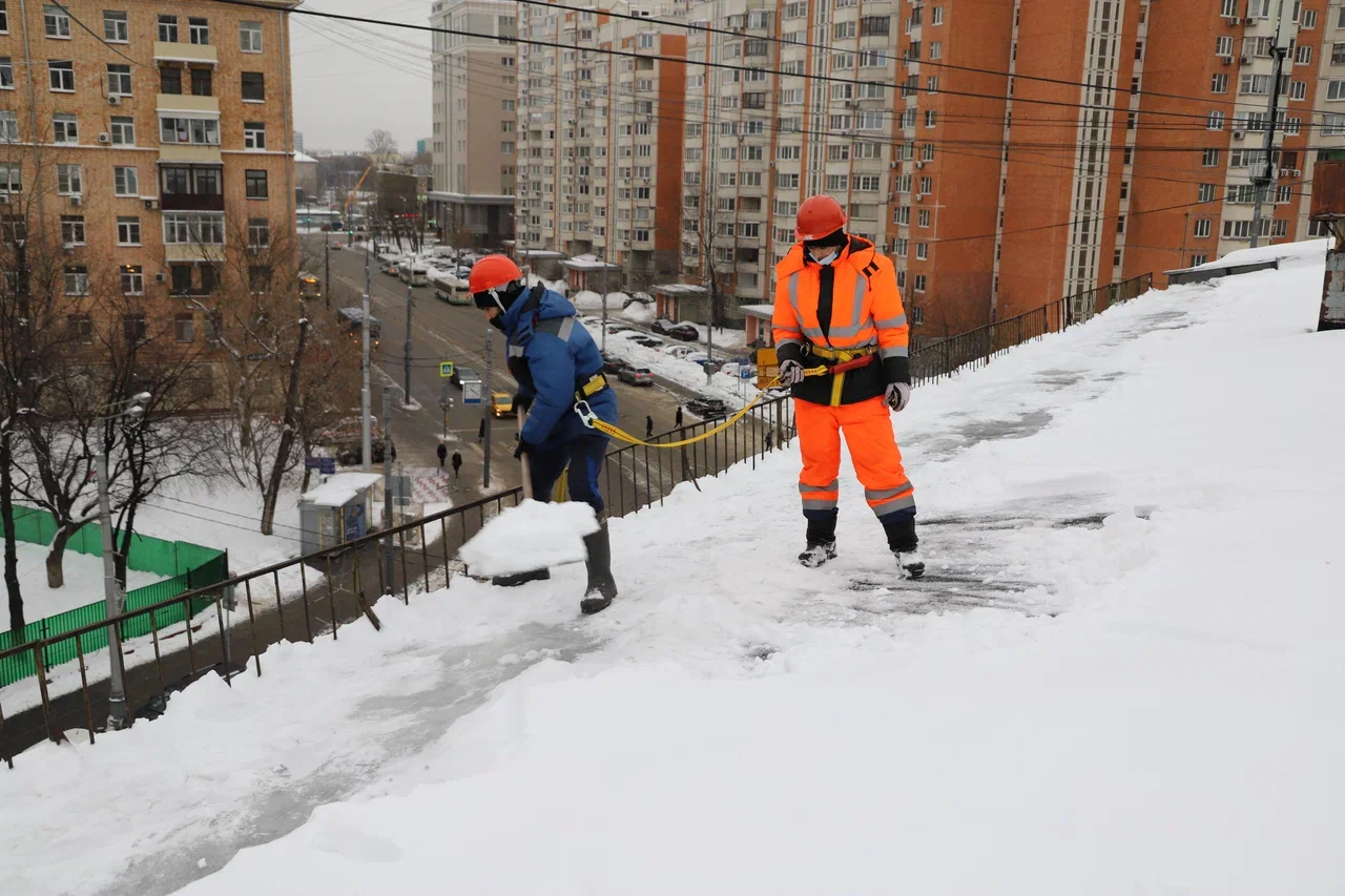 уборка снега, рабочие, крыша, зима, фото Юлия Смагринская