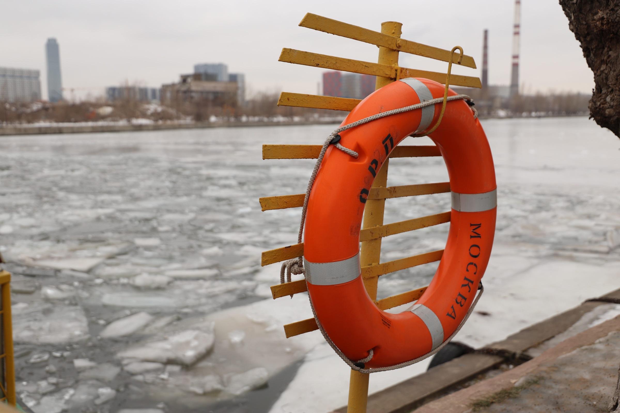 спасательный круг, коммунальный флот, Мосводосток, лед, Москва-река, фото Юлия Смагринская