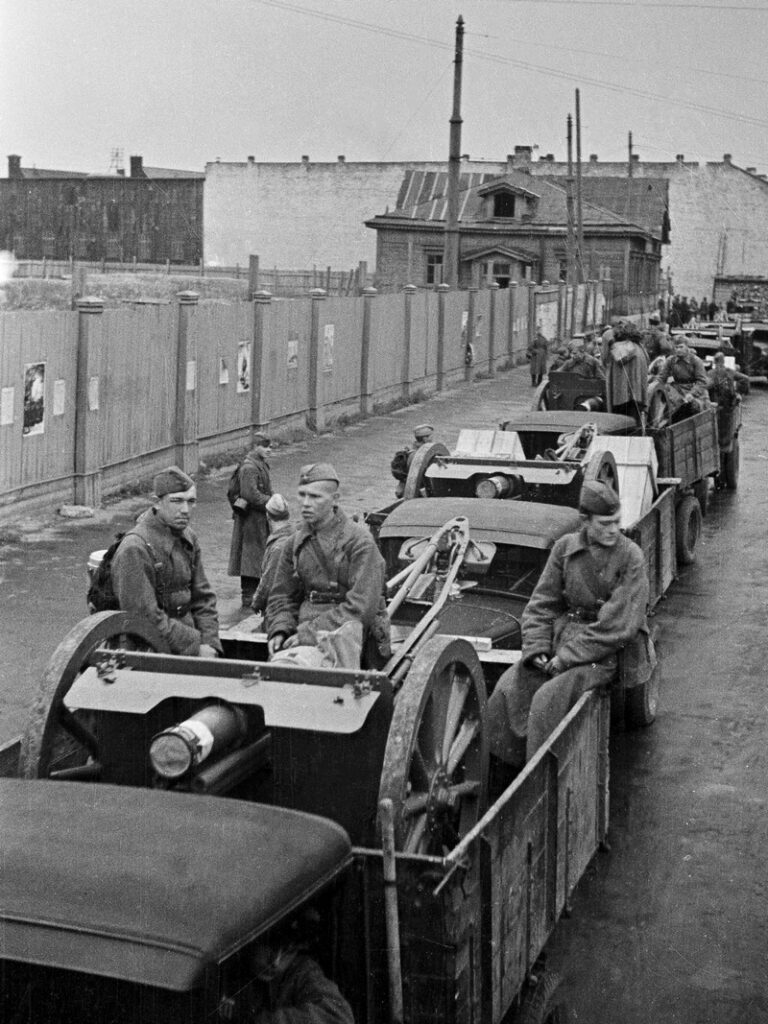 Колонна военной техники на одной из улиц Ленинграда. 1942 г. Фото М. Трахмана. Главархив Москвы