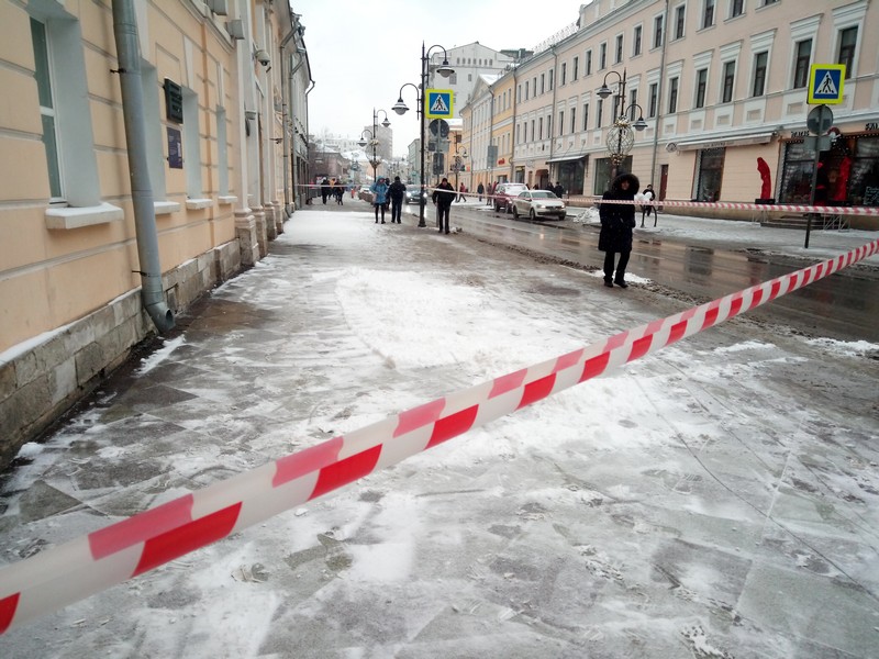 уборка снега, огарождение, зима, фото Юлия Смагринская