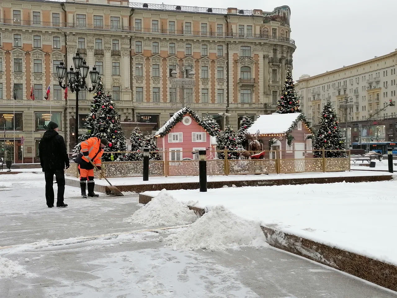 уборка снега, рабочий, Манежная площадь, зима, фото Юлия Смагринская
