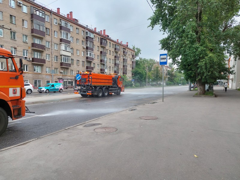 поливочная машина, техника, промывка, дорога, фото Яна Маевская