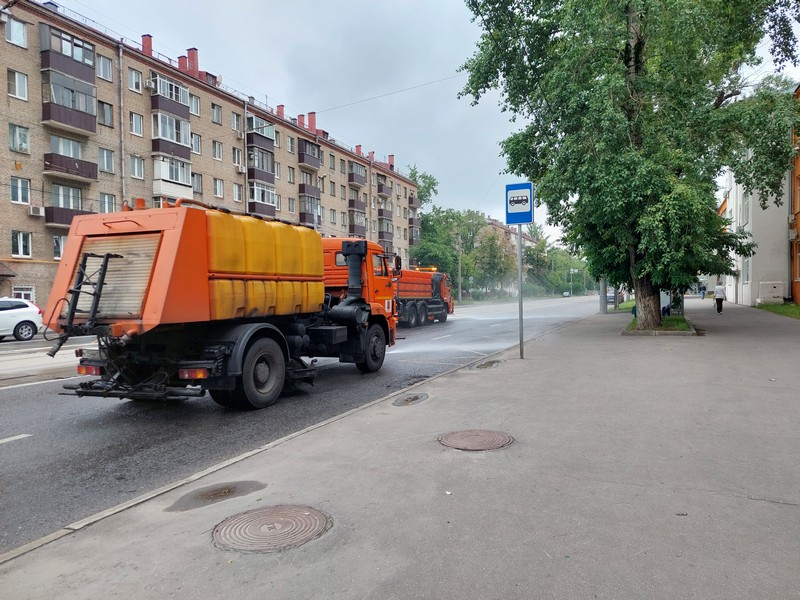поливочная машина, техника, промывка, дорога, фото Яна Маевская