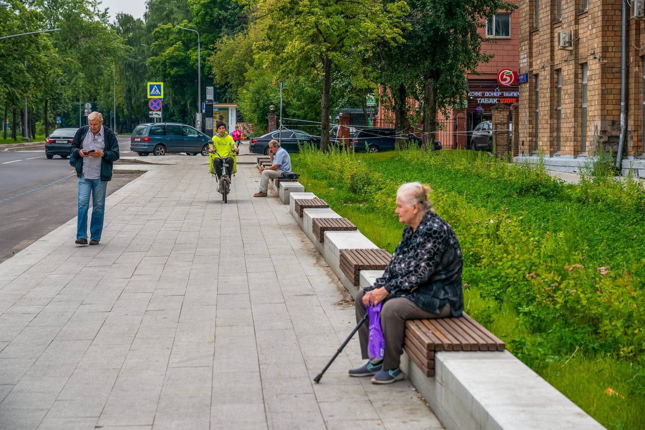 вокзал Окружная, тротуар, скамейка, лавочка, бабушка, пенсионер, фото КГХ