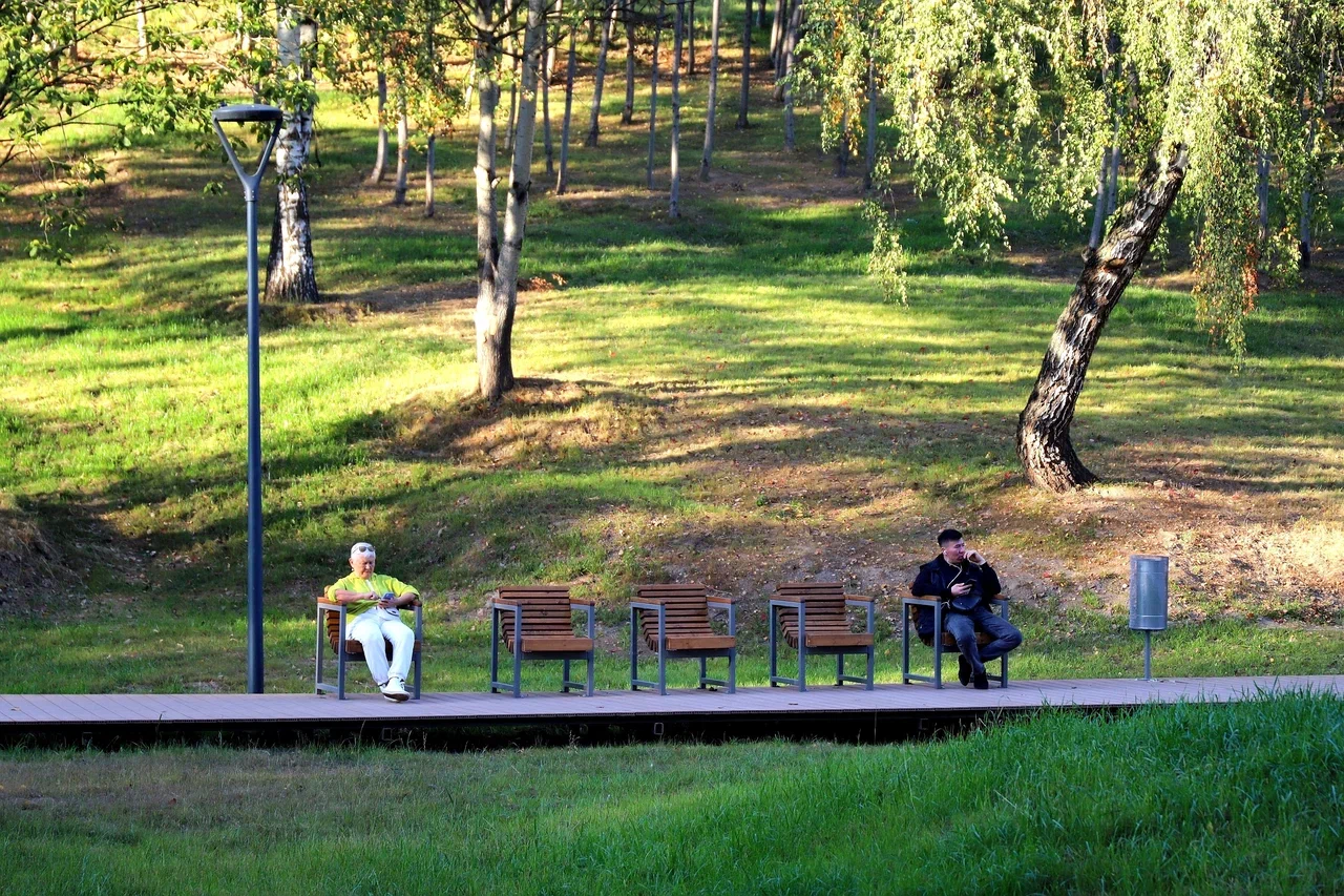 стулья, парк пойма реки Шмелевка, фото Юлия Смагринская