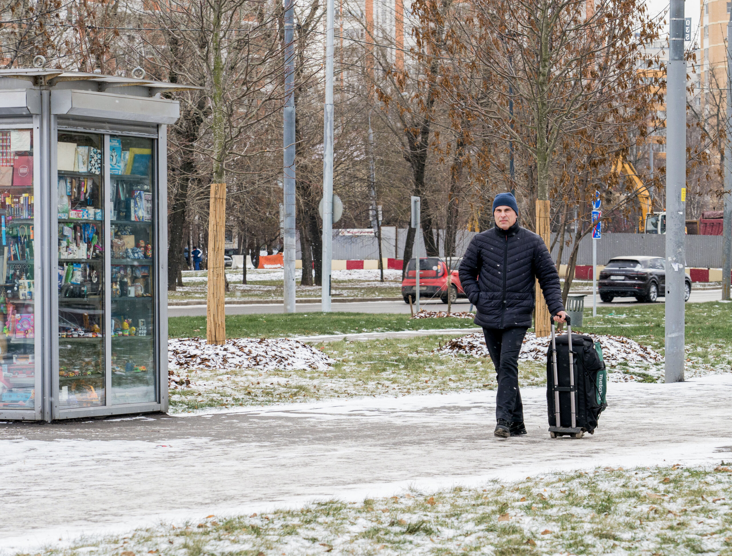 метро Яхромская, дорожка, чемодан,поездка, , фото КГХ