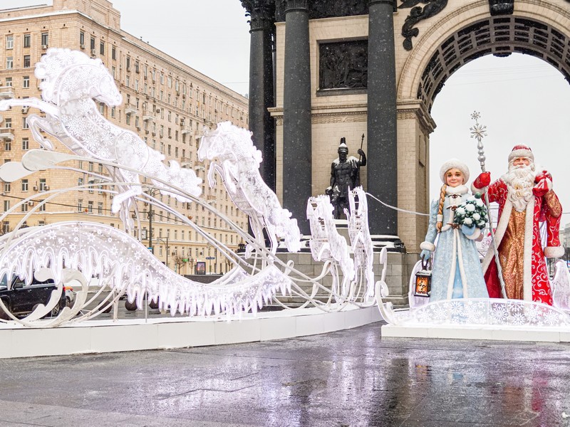Новый год, украшение Москвы. Дед Мороз, Снегурочка, Триумфальная арка, фото Юлия Смагринская