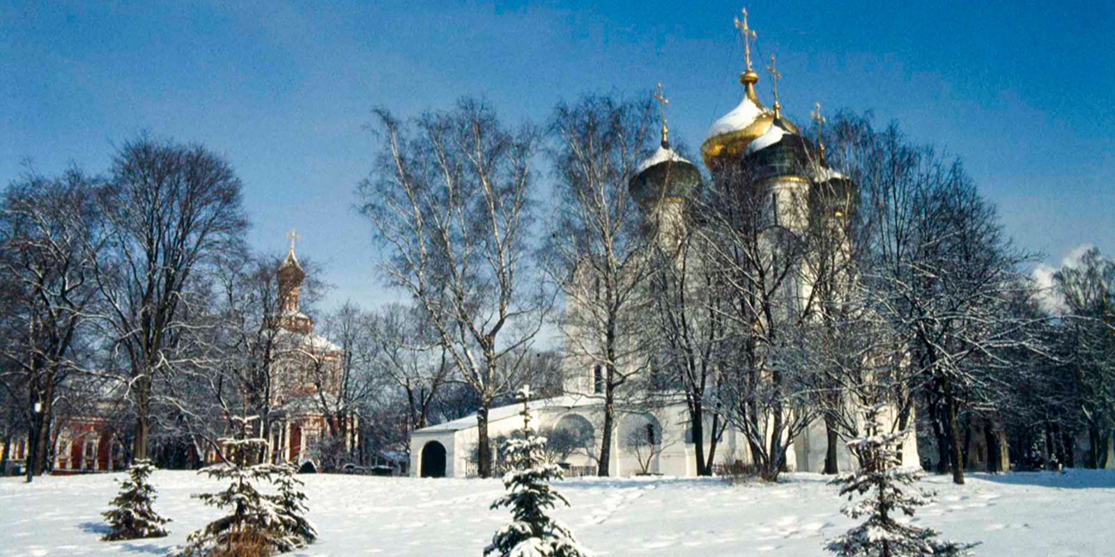 Вид на соборный храм Смоленской иконы Божией Матери Богородице-Смоленского Новодевичьего ставропигиального женского монастыря. Автор И.Б. Кузнецов. Москва. 1990-е гг. Главархив Москвы.