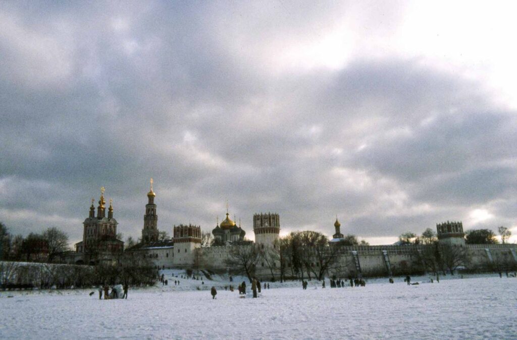 Вид на архитектурный ансамбль Богородице-Смоленского Новодевичьего ставропигиального женского монастыря. Автор И.Б. Кузнецов. Москва. 1990-е гг. Главархив Москвы.